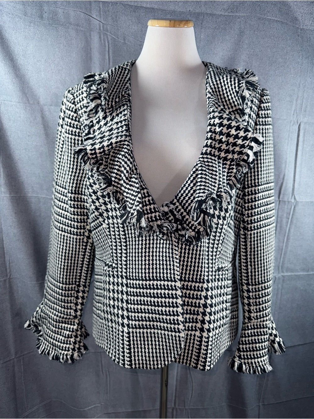 84A-Vintage metrostyle Black & White Houndstooth Frayed Trim Blazer